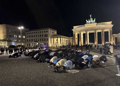 Muslime beten am Brandenburger Tor: A Demonstration of Faith in the Heart of Berlin