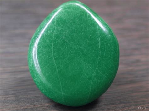 Nephrite Jade: A Guide to Its Properties and Benefits