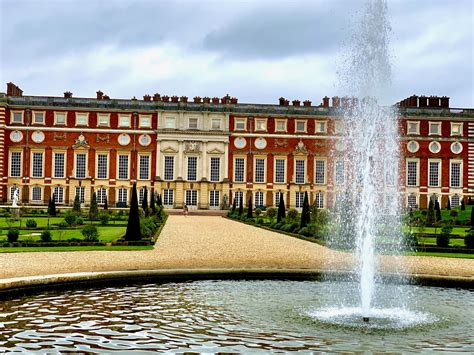 New Guide to the Royal Palace of Hampton Court Doc