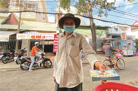 Người Mù Bán Vé Số: Sáng Kiến Nhân Đạo Đổi Đời Người