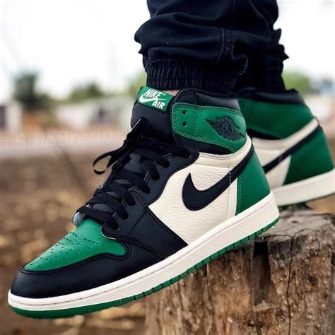 Nike Air Jordan 1 "Pine Green"