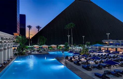 O Luxor Hotel and Casino de Las Vegas: Um Oásis de Luxo e Entretenimento