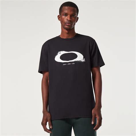 Oakley T-Shirts: Statement-Making Style for Every Occasion