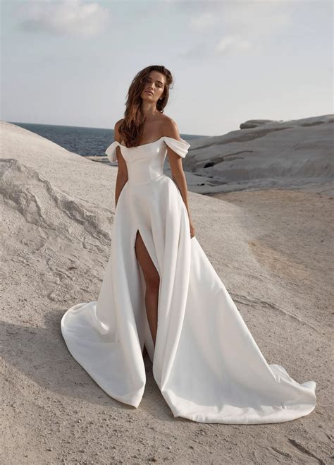 Ode to Elegance: Embracing the Timeless Allure of the Mavis Wedding Dress