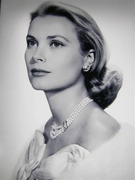 Old Actress Wearing Pearl Necklace: A Timeless Symbol of Grace and Elegance