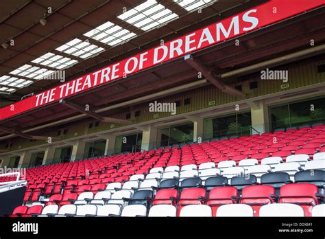 Old Trafford: The Theater of Dreams - A Complete Guide to the Home of Manchester United