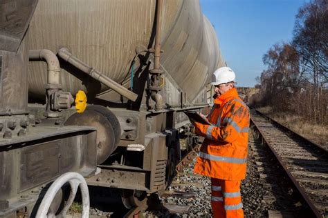 Operário Ferroviário: Garantindo a Eficiência e Segurança do Transporte F
