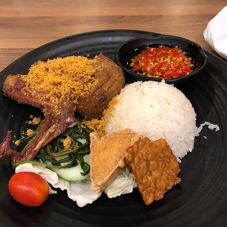 Orchard Road Bebek Goreng Pak Ndut Lucky Plaza Singapore: A Taste of Indonesian Delicacy