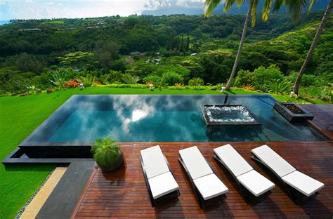 Outdoor Infinity Pool: