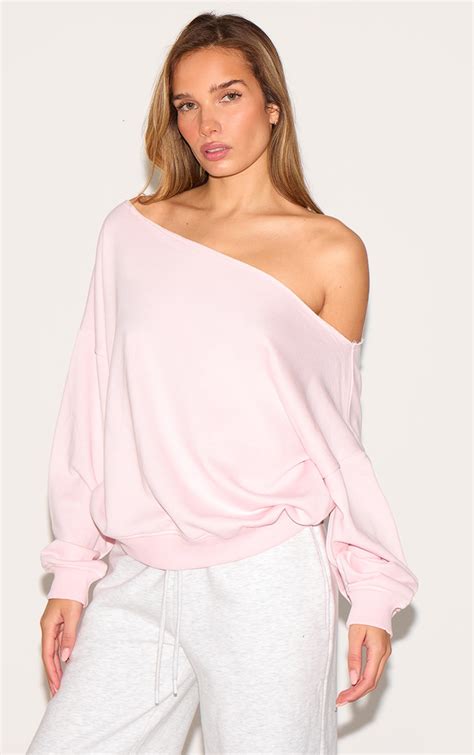 Oversized Off the Shoulder Sweatshirts: A Casual Yet Chic Wardrobe Staple