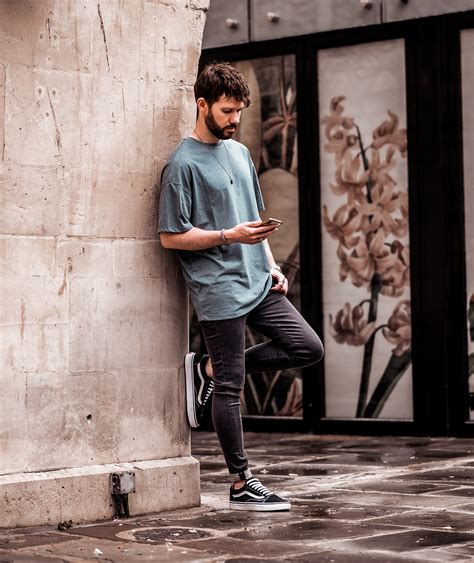 Oversized T-shirt Outfits for Men: The Ultimate Style Guide for Casual Comfort