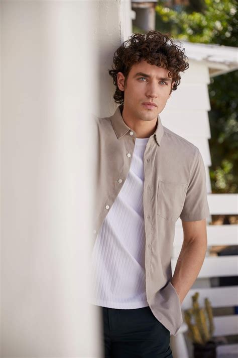 Perry Ellis Men's Shirts: Refined Style for Every Occasion