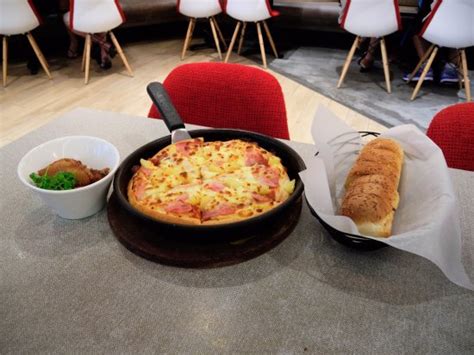 Pizza Hut Bukit Batok West Mall: Your Destination for Delicious Pizza, Great Deals, and Family Fun