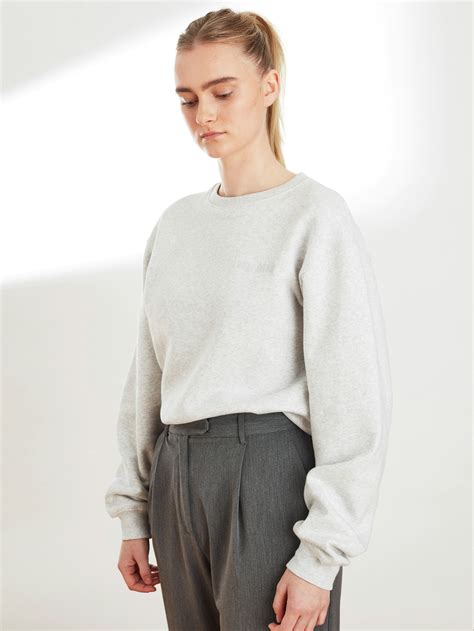 Plain Gray Sweatshirt: An Unassuming Fashion Staple with Endless Possibilities