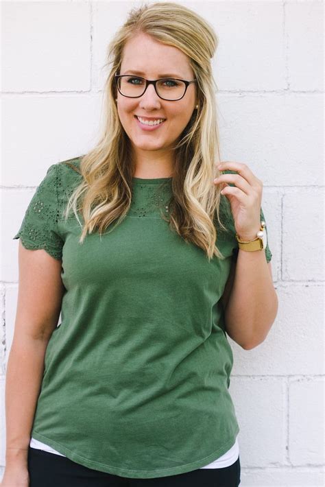 Plain T-shirts: A Wardrobe Staple for Med School Photos