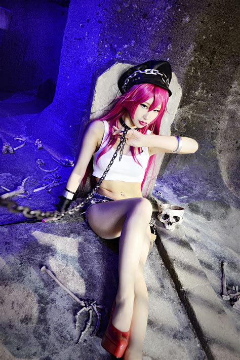 Poison Cosplay Street Fighter: Embodying the Enchanting Villainess