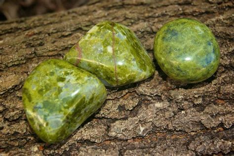 Prehnite and Epidote: The Serpentine Gemstones That Enhance Clarity and Perception