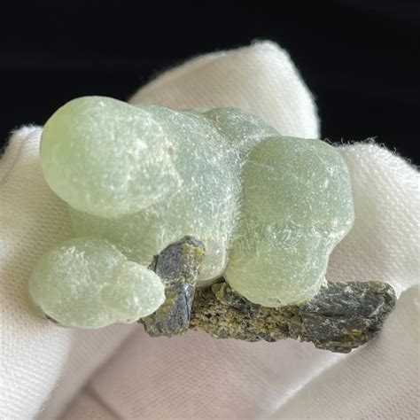 Prehnite on Epidote: A Symbiotic Partnership Unveiled