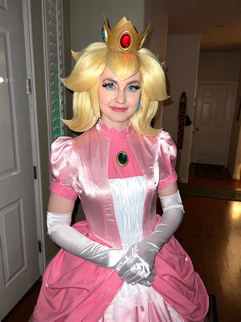 Princess Peach cosplay