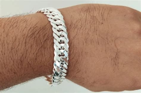 Pulseira de Prata Grossa: Um Reflexo da Masculinidade