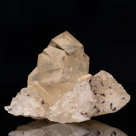 Quartz with Calcite: An Extraordinary Gemstone with Unparalleled Beauty and Properties