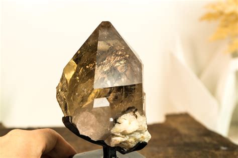 Raw Quartz: A Gemstone of Unparalleled Beauty and Power