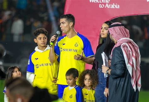 Ronaldo's Al Nassr Jersey: The Star's Unveiling in Saudi Arabia