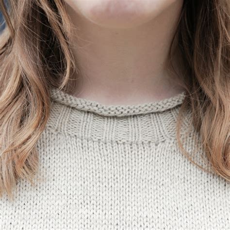 Round or V-neckline: