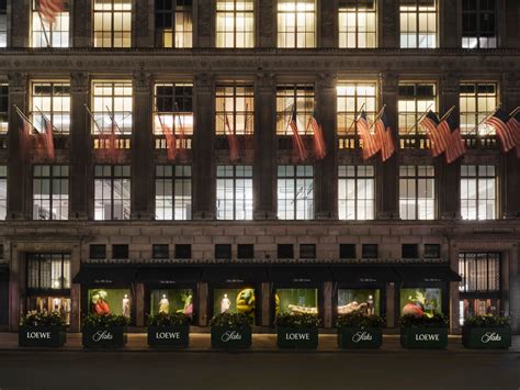 Saks Fifth Avenue Windows: A Visual Symphony