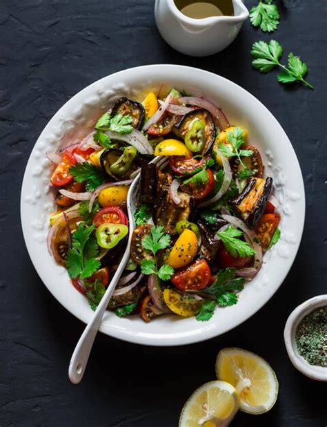 Salada de Berinjela Assada: Um Sabor Mediterrâneo Delicioso e Saudável