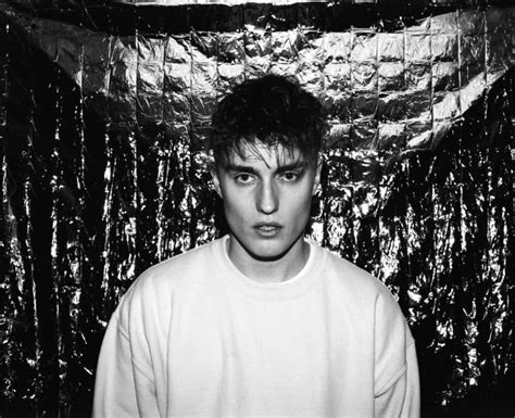 Sam Fender: A Rising Star in the Music Industry