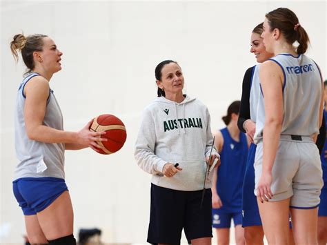 Sandy Brondello: A Trailblazing Mentor in the World of Women's Basketball