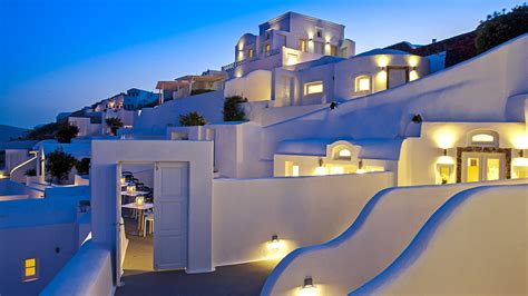 Santorini: A 5-Star Hotel Haven That Will Enchant You