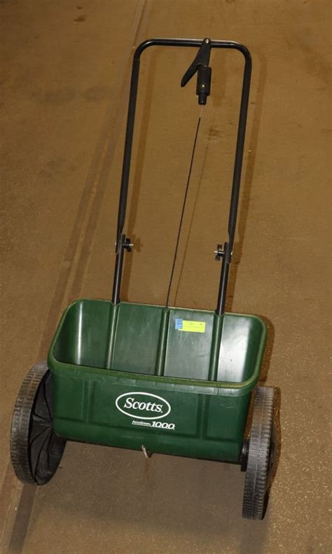 Scotts Fertilizer Spreader 1000: A Comprehensive Review