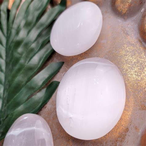 Selenite's Purifying Effects: Cleansing Aura and Environment