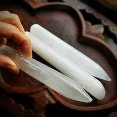 Selenite Stone: A Guide to Its Extraordinary Properties and Uses