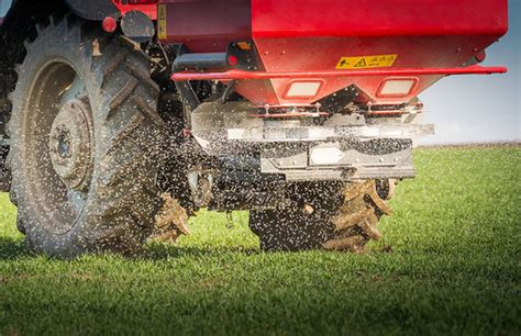 Setting the Dial on Your Fertilizer Spreader for the Perfect Application