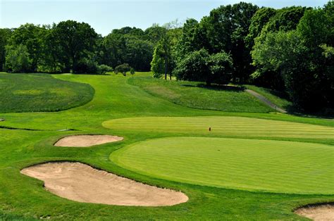 Shuttle Meadow Country Club: Experience the Epitome of Refined Living