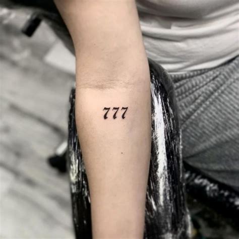 Significado da Tatuagem 777: um Símbolo Poderoso de Sorte, Riqueza e Espiritualidade