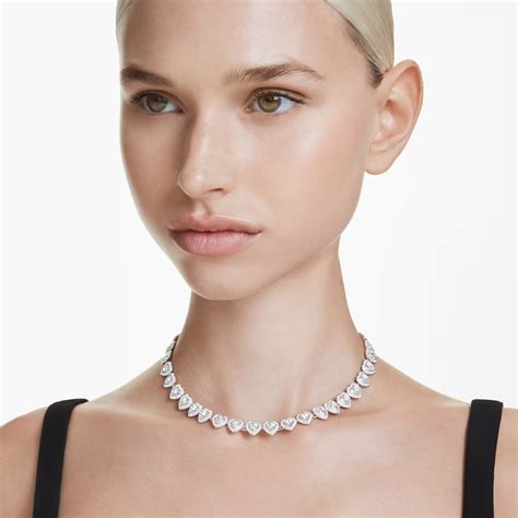 Silver Necklace with Crystal: A Timeless Glamour for 2025