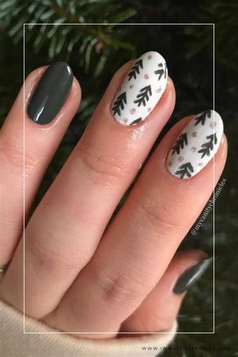 Simple Christmas Nails Ideas to Spread Holiday Cheer