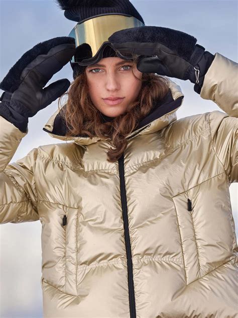 Ski Gloves for Women: The Ultimate Guide to Staying Warm and Stylish on the Slopes