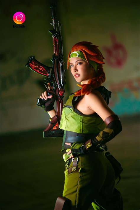 Skye Cosplay: Unleashing the Agent of Resilience and Swiftness