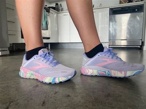 Sneakers for Flat Feet Women's: A Comprehensive Guide to Finding the Perfect Pair