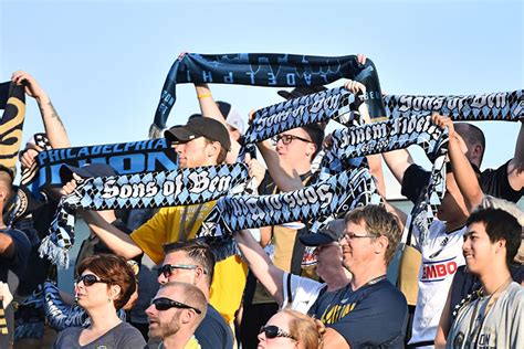 Soccer Scarves: A Symbolism of Team Spirit and Fandom