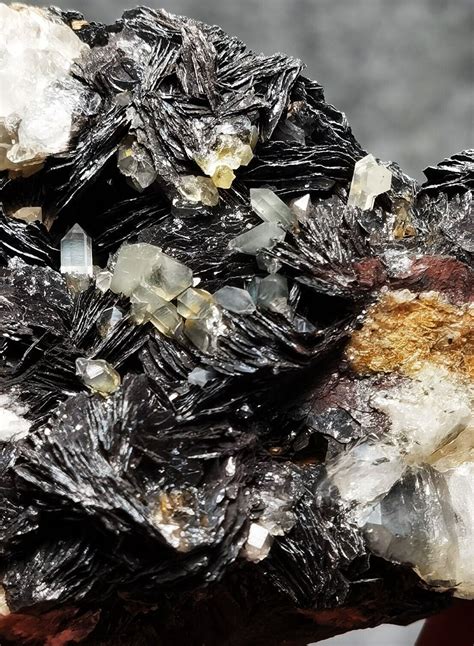 Specularite: Uncovering the Lustrous Mineral's Versatility