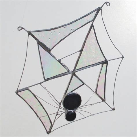 Spider Crystal: The 3-Dimensional Glass That Captivates with Its Web-Like Structure