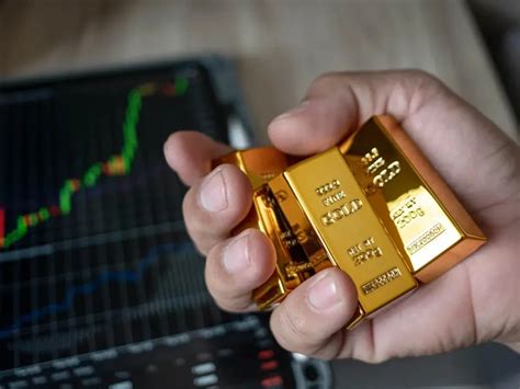 Spot Gold Prices Surge to $2,000 Mark, Hitting a New All-Time High