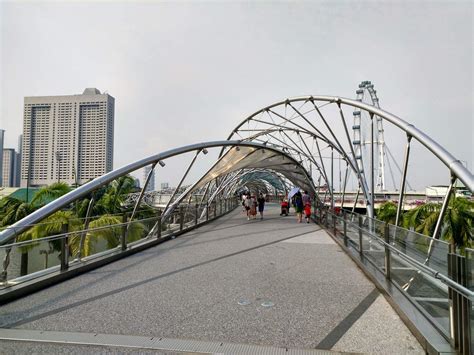 Step 1: Esplanade Park to Helix Bridge (1,000 steps)