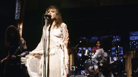 Stevie Nicks' Enchanting Debut on Saturday Night Live: A Night of Magic and Musical Bliss